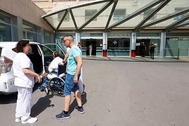 Entrada al hospital Peset, en el que falleció la mujer.
