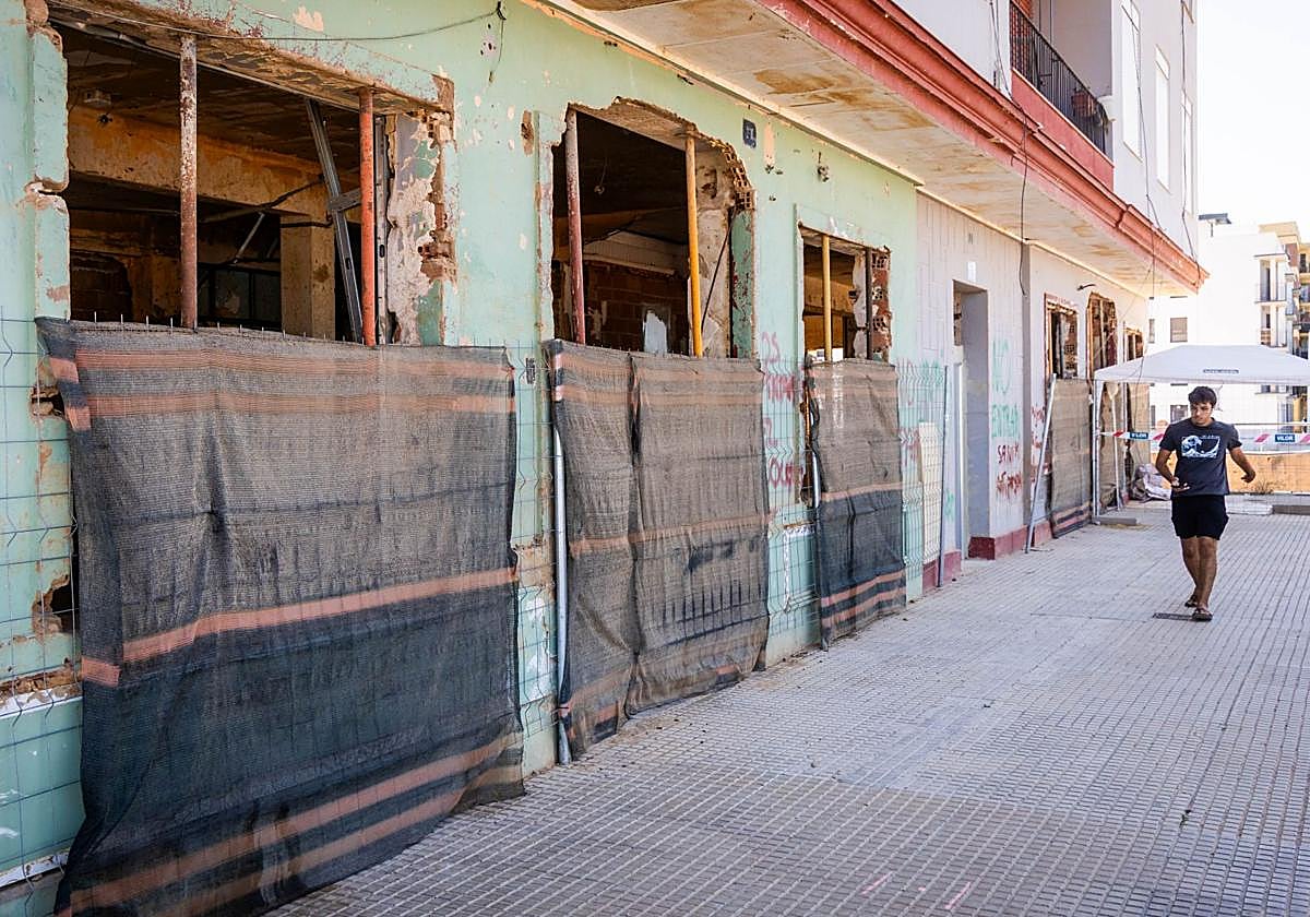 Una calle de Paiporta con todos los bajos destrozados por la dana.