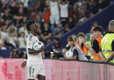 El «Vinícius balón de playa» se canta en el Ciutat de Valencia y el futbolista responde con otra provocación