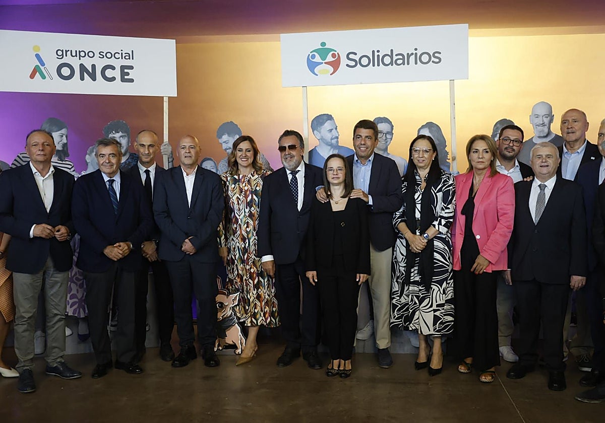 Autoridades y premiados en la gala de Grupo Social ONCE.