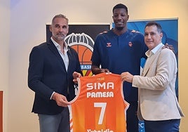 Víctor Luengo, Yankuba Sima y Carlos González, de Movistar, en la presentación.