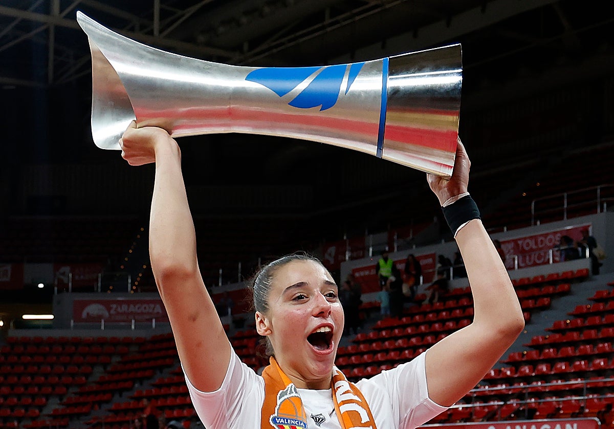 Raquel Carrera levanta el trofeo de la Liga Femenina 2025.