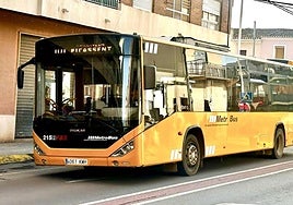 Autobús metropolitano a su paso por Picassent..