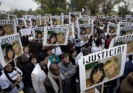 Una de las multitudinarias protestas que suscitó en Valencia el brutal asesinato a cuchilladas de la joven de Paiporta Carolina Planells, en 2009.