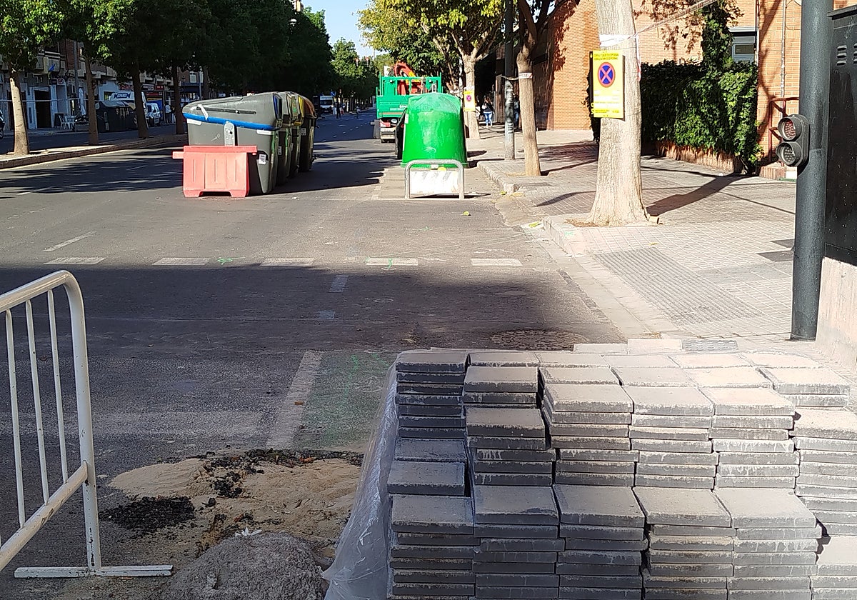 Los contenedores en la calzada y todo preparado para iniciar el tramo final de Tres Forques.