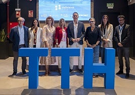 Equipo directivo de The Terminal Hub, junto a representantes de empresas asentadas en las oficinas.