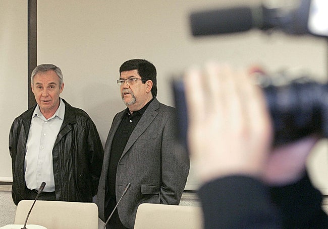 Francisco Planells (i), junto al padre de la amiga de su hija que sobrevivió al repentino ataque, en una imagen de archivo.