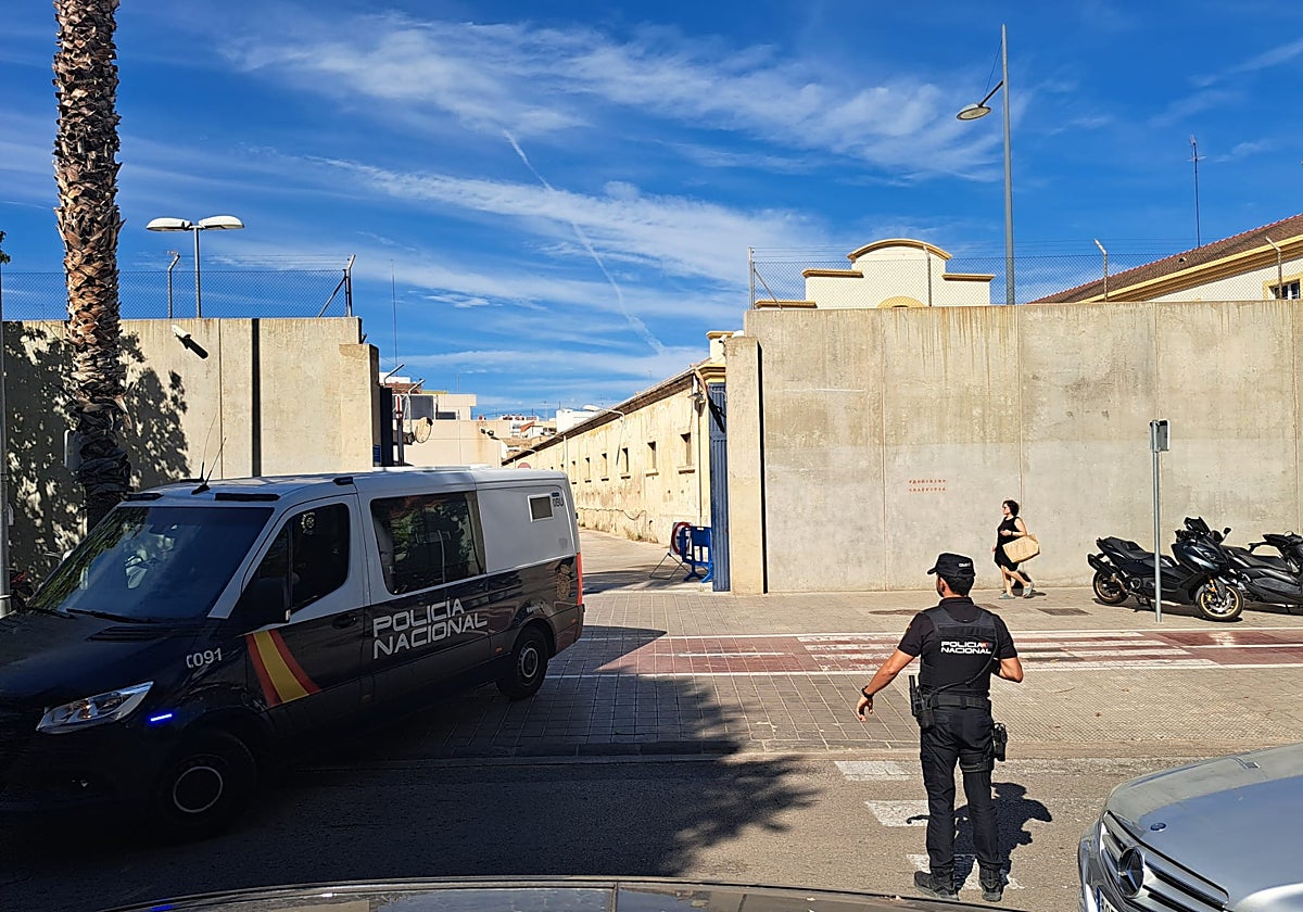 Uno de los furgones en los que han sido trasladados los detenidos por la operación contra el cártel del puerto.