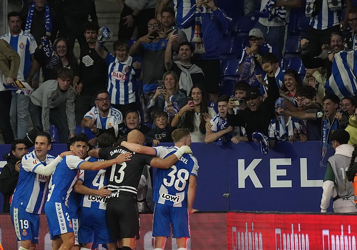 Los jugadores del RCD Espanyol celebran el gol del empate definitivo ante el Valencia.