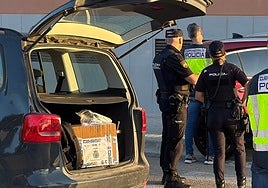 Varios policías en uno de los registros de la macrooperación.