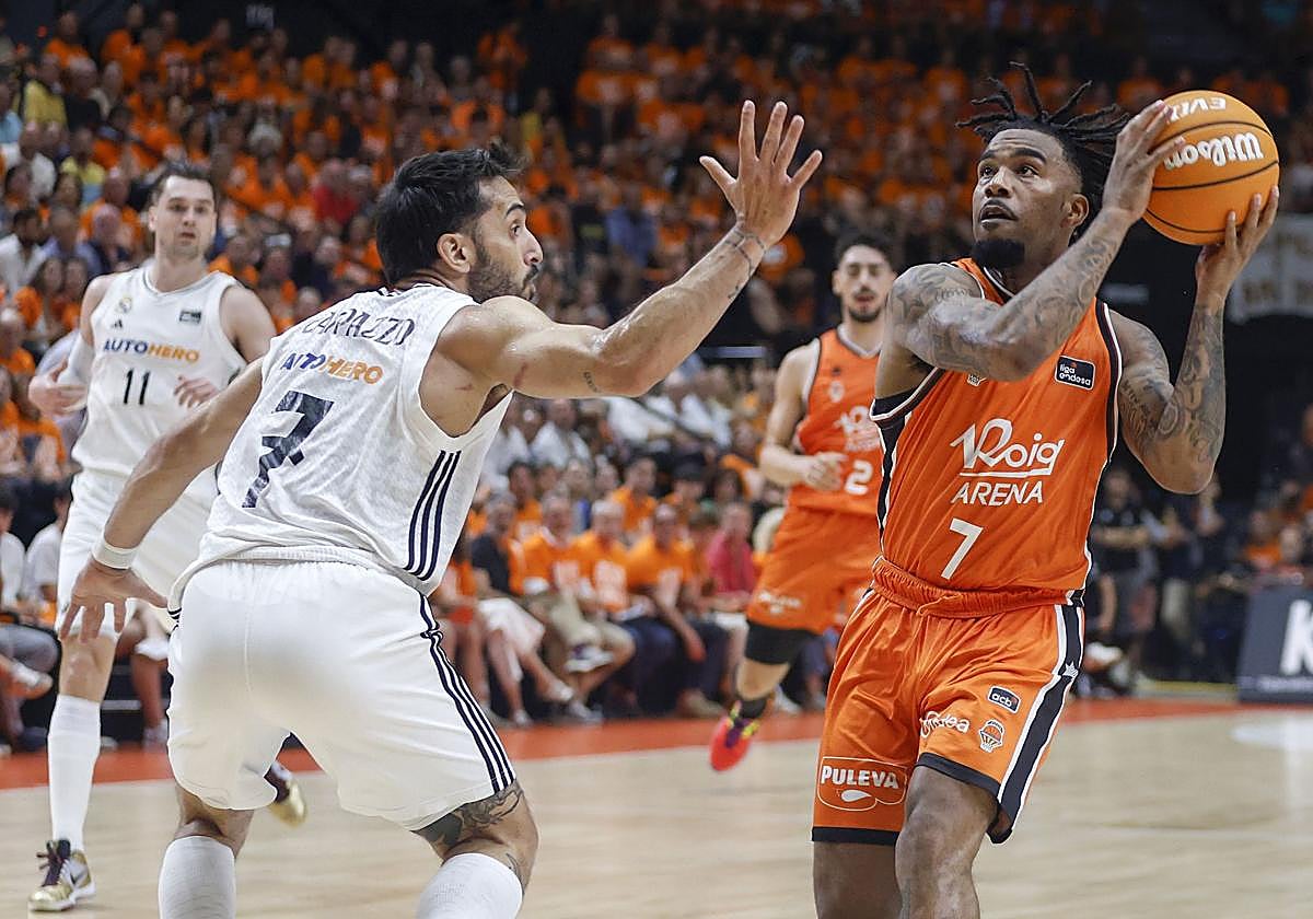 Chris Jones entrando a canasta en uno de los partidos contra el Real Madrid.