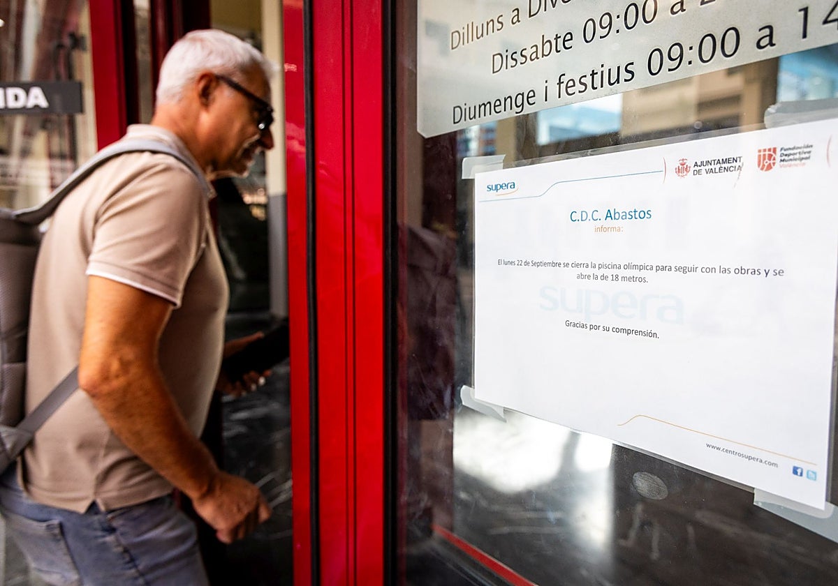 Cartel del porlideportivo de Abastos que indica que una de las piscinas está cerrada por las obras de mantenimiento del lucernario.
