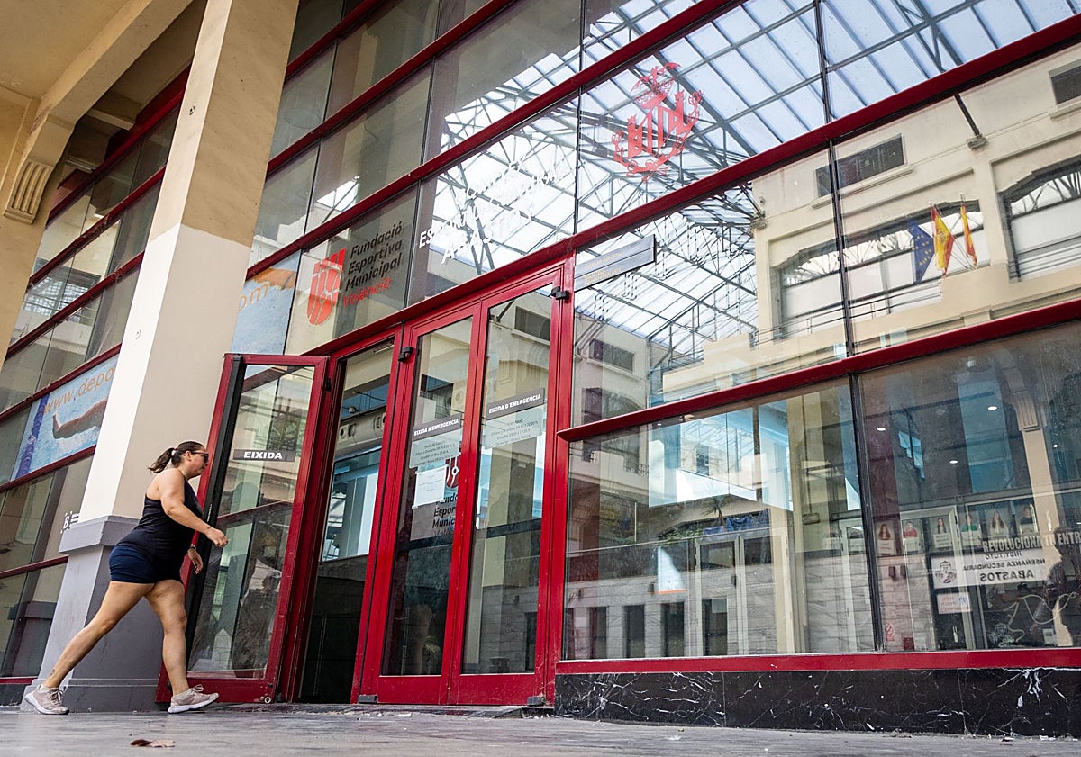 Imagen principal - Acceso al polideportivo de Abastos y una de las máquinas que están fuera de servicio.