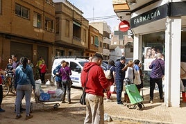 Cola ante una de las primeras farmacias abiertas tras la dana.