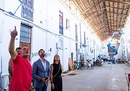 Entrega formal de las llaves de la Lonja de Pescadores del Cabanyal al área de Patrimonio del Ayuntamiento de Valencia.