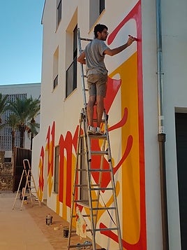 Artista pintando el mural de Jaume I.