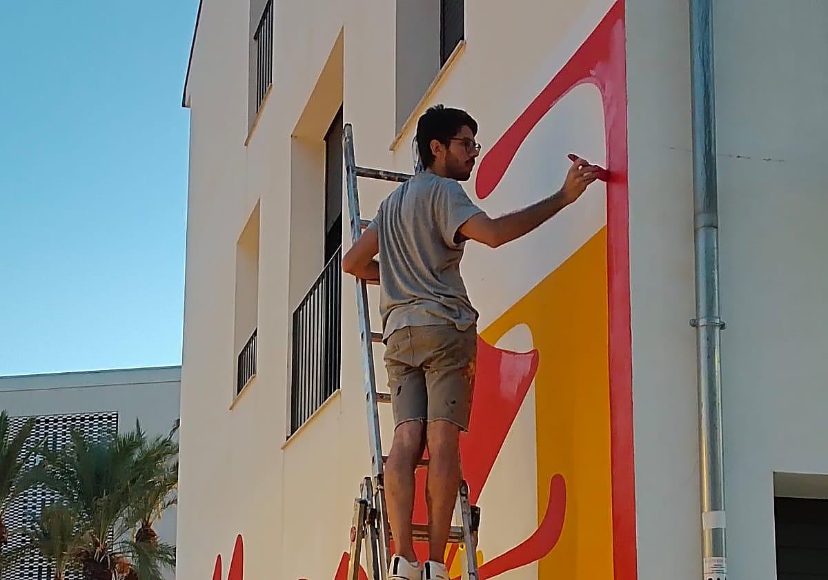 Artista pintando el mural de Jaume I.