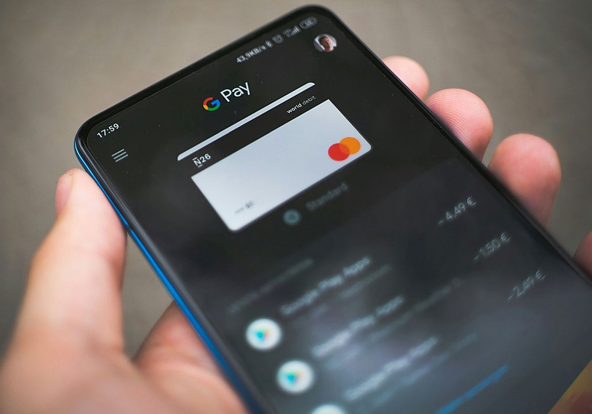 Un usuario utiliza su teléfono móvil para pagar.