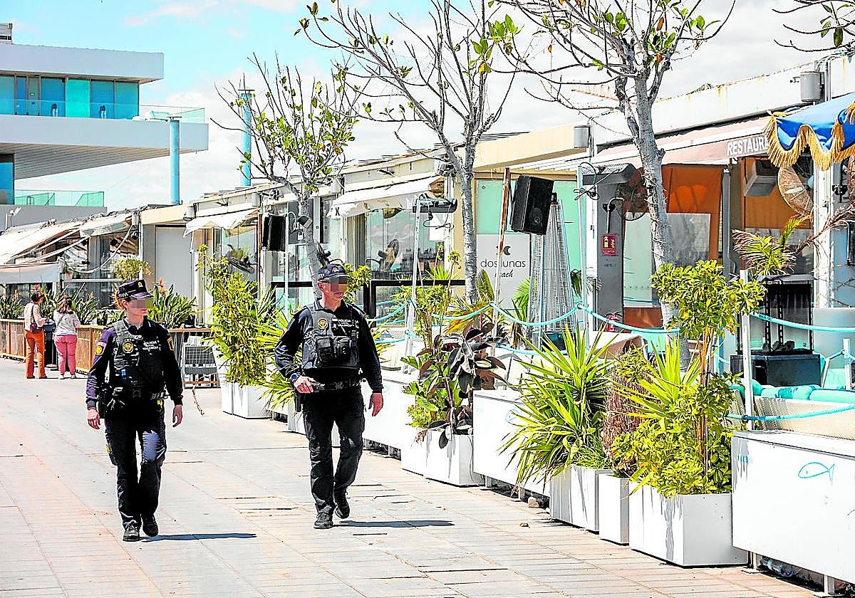 Dos agentes de la Policía Local patrullan por la Marina de Valencia.