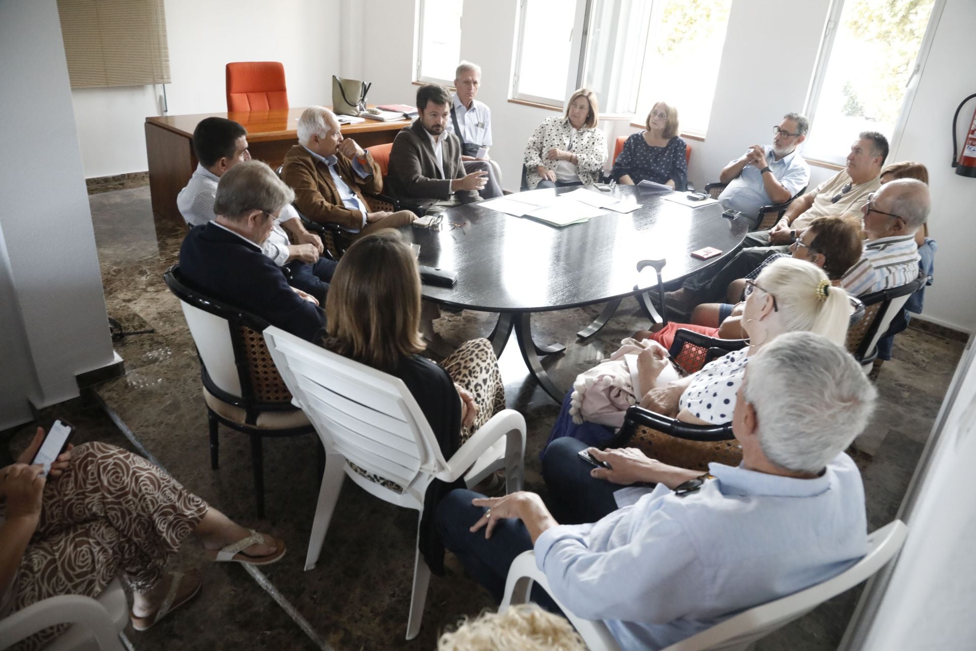 El director general de Costas y la comisionada del Puerto se han reunido con representantes vecinales.