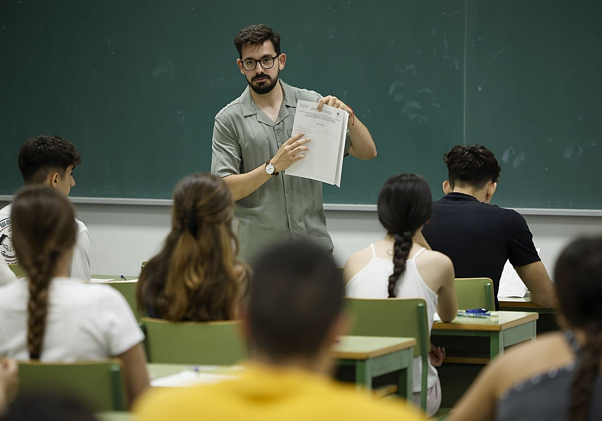 Un profesor da indicaciones a los alumnos en un examen de selectividad.