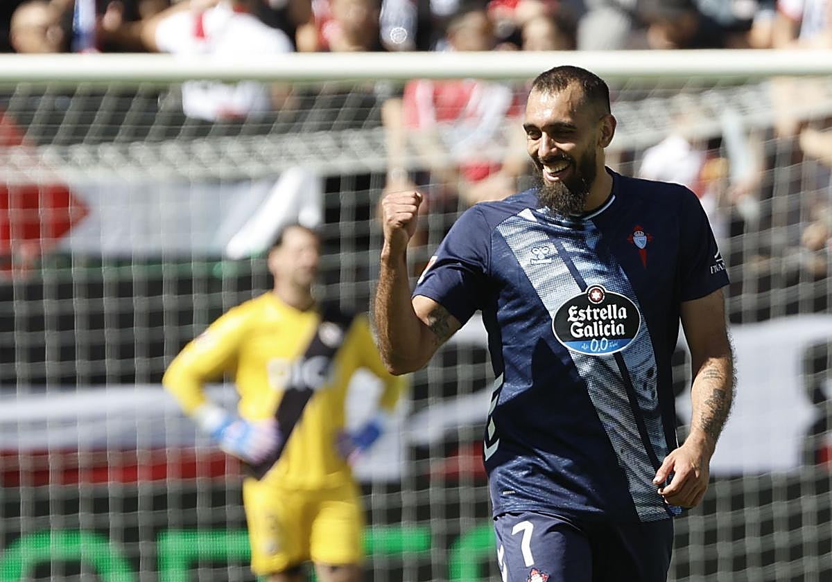 Borja Iglesias celebra su gol ante el Rayo Vallecano.
