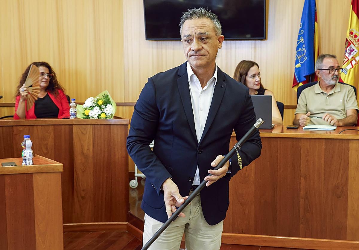 Enrique Santafosta, con la vara de mando.