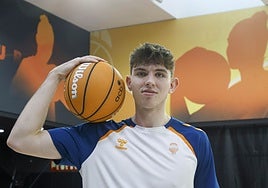 Sergio De Larrea posa en la pista de entrenamiento del Roig Arena.