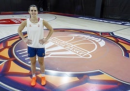 Leticia Romero posa en la pista de entrenamiento del Valencia Basket en el Roig Arena.