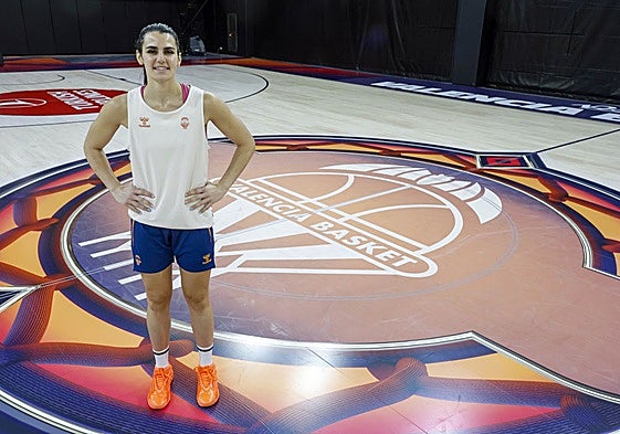 Leticia Romero posa en la pista de entrenamiento del Valencia Basket en el Roig Arena.