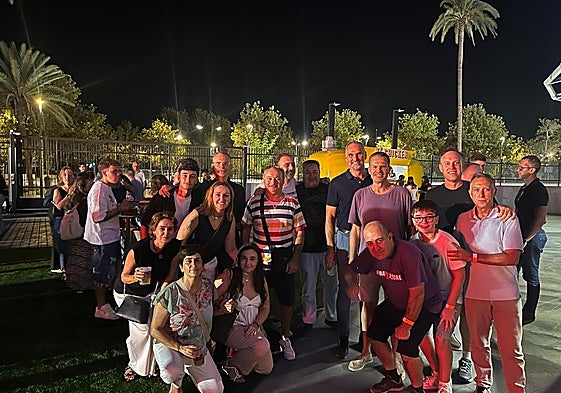 Miembros de la Penya Miki Vukovic junto a Pedro Martínez y Víctor Luengo durante la cena de peñas.