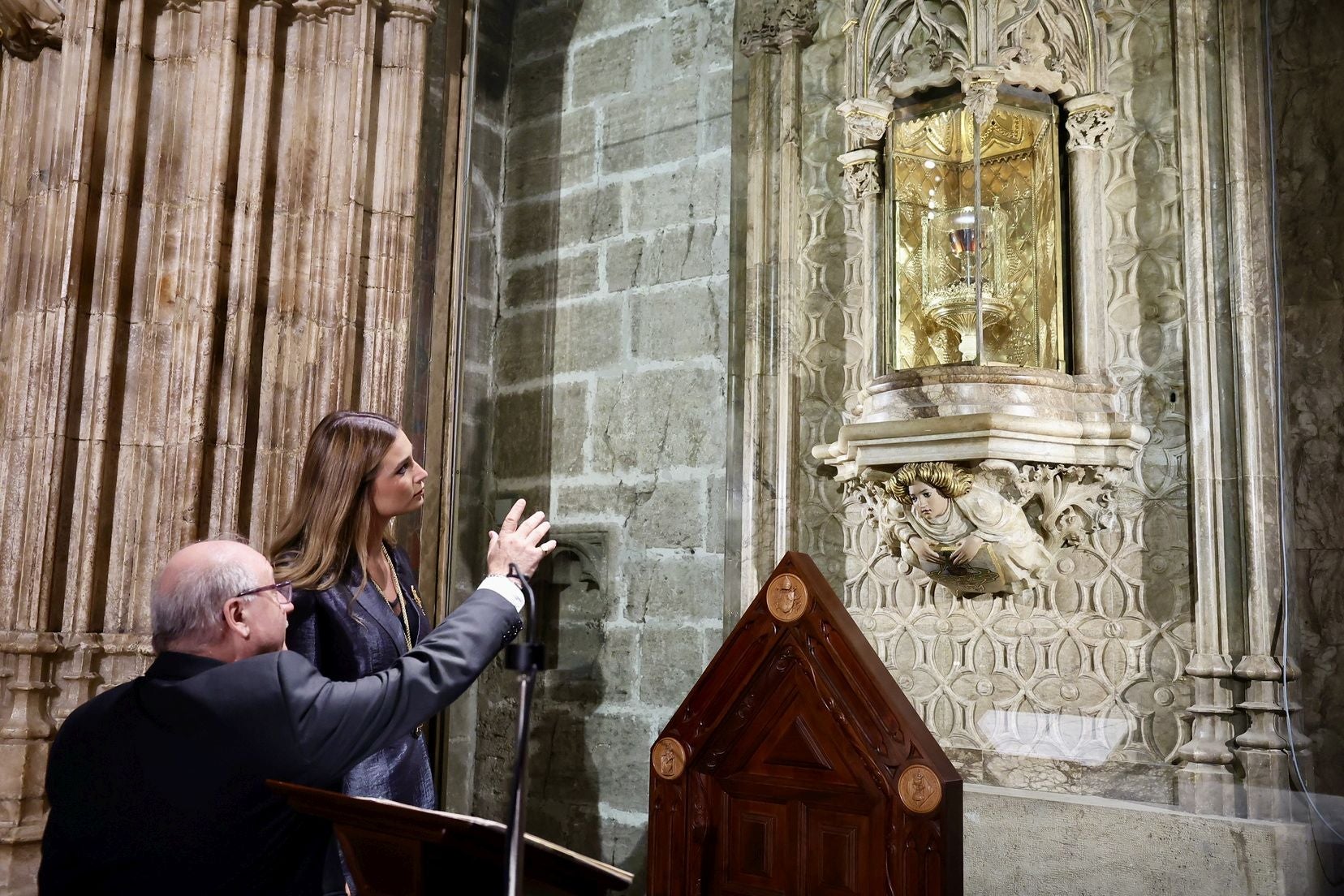 Nombramiento de la fallera mayor de Valencia como Dama de Honor del Santo Cáliz