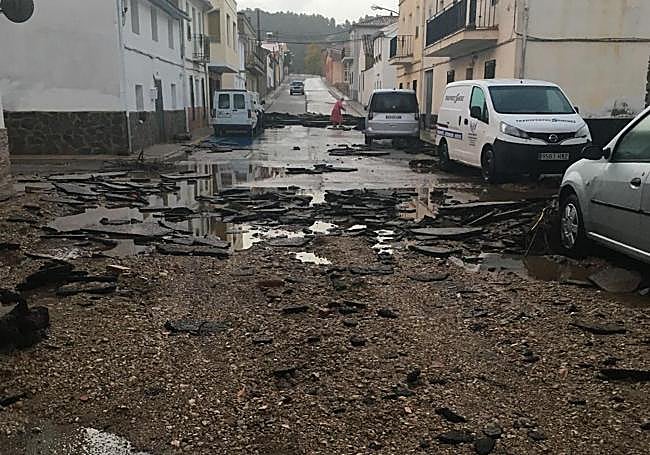 Calle destrozada por la dana en Sinarcas.