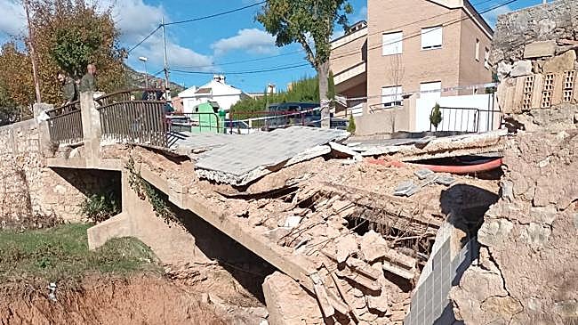 Imagen antes - Reconstrucción de uno de los puentes dañados.