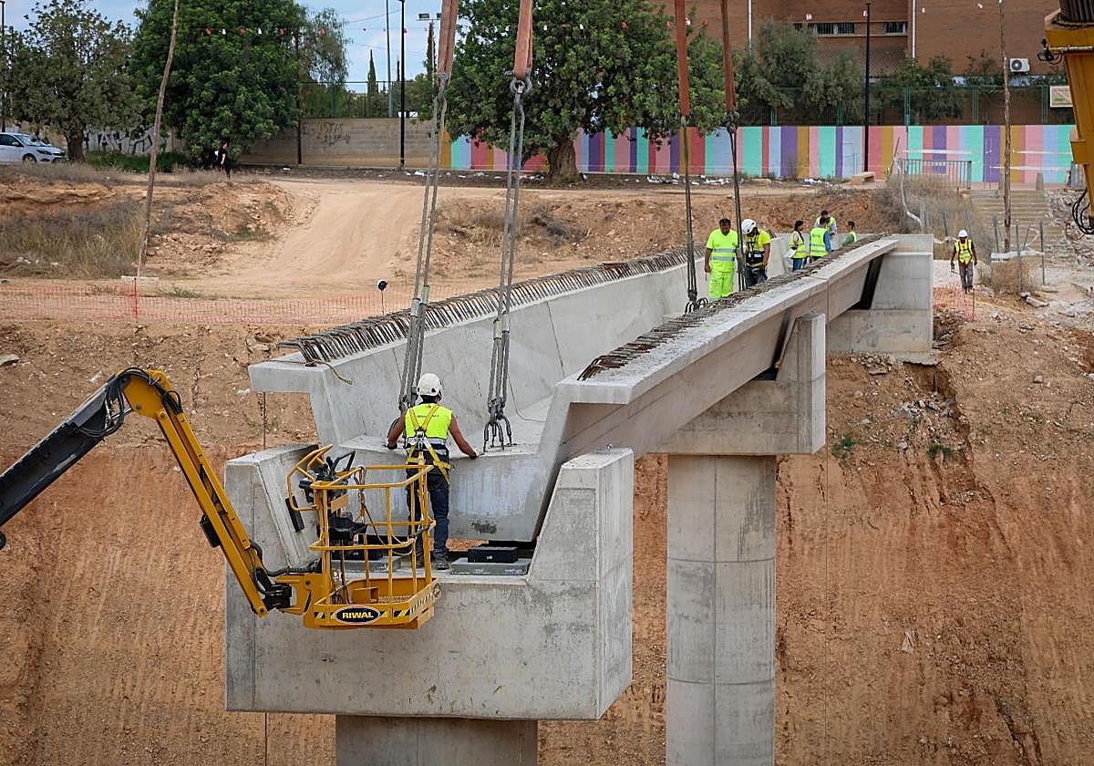 Colocaciión de vigas en la nueva pasarela en Torerent.