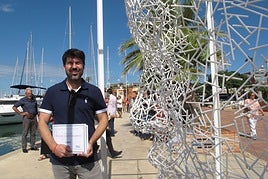 Manuel Martí junto a 'Levedad'.