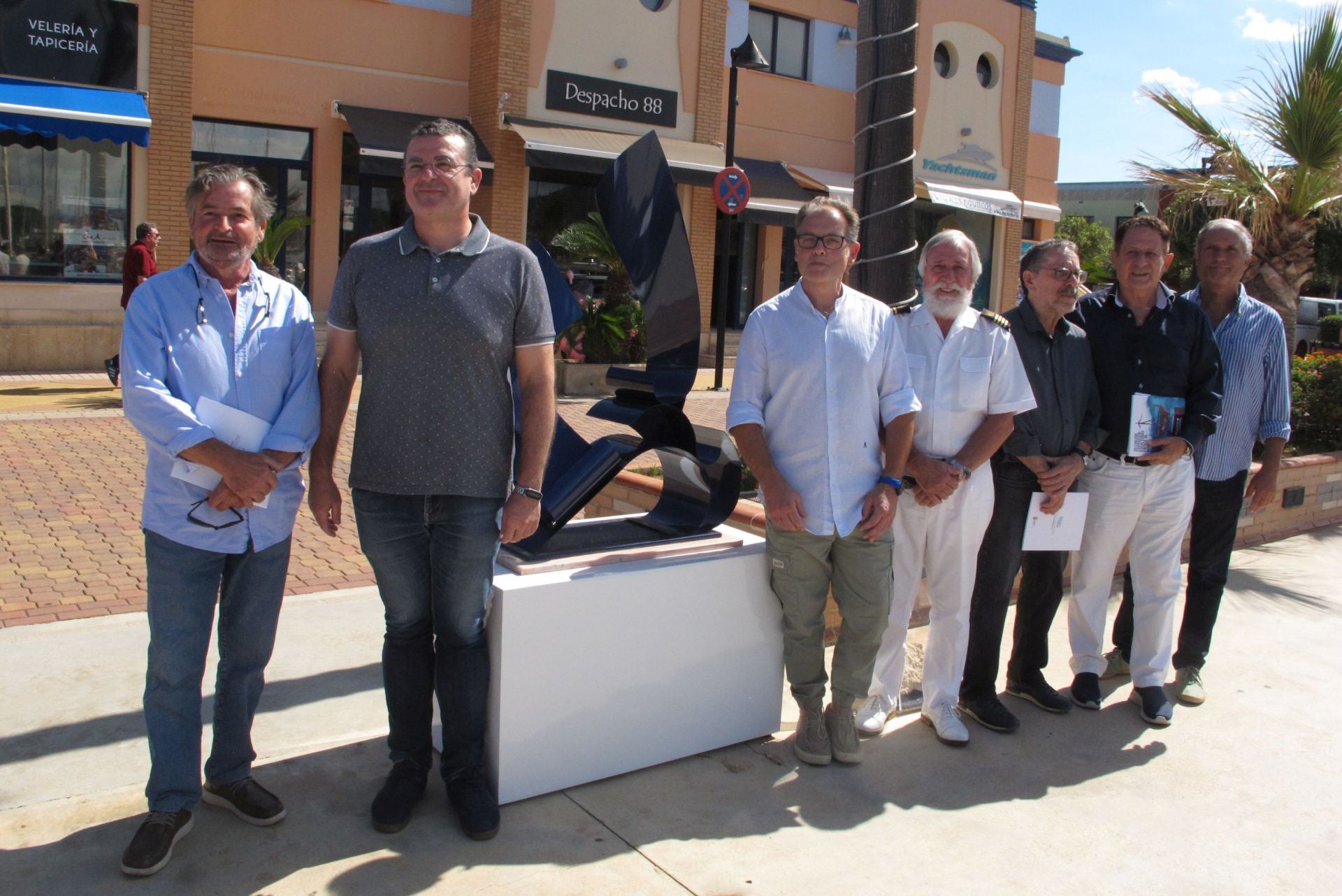 El jurado junto a Fernando Herranz y la obra que ha quedado segunda.