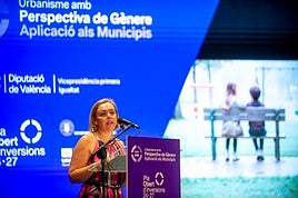 La vicepresidneta de la Diputación, durante el acto de presentación de la guía en Albaida.