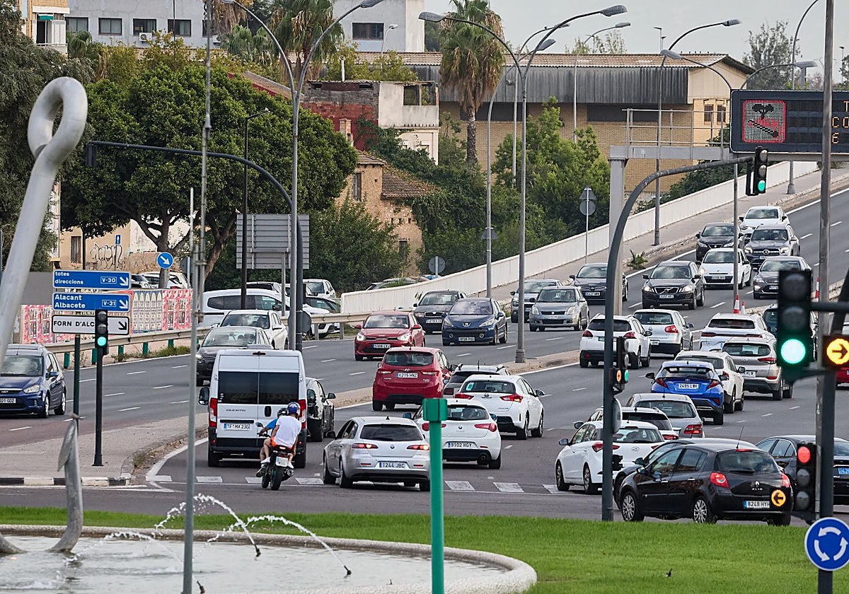 Salida por la Pista de Silla, en la pasada operación retorno de las vacaciones de verano.