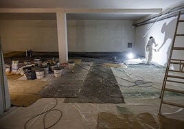 Un operario en el sótano de la fábrica de Monchitos, en Paiporta, el 25 de septiembre de 2025