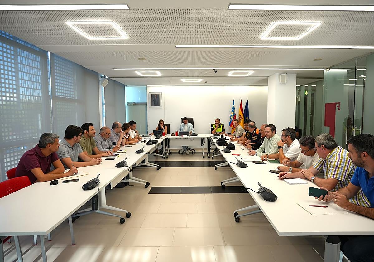 Reunión del CECOPAL de Manises, este viernes,.