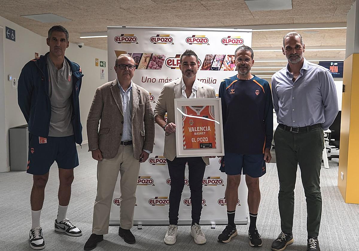 Los entrenadores del Valencia Basket, Rubén Burgos y Pedro Martínez, en el acuerdo con El Pozo.