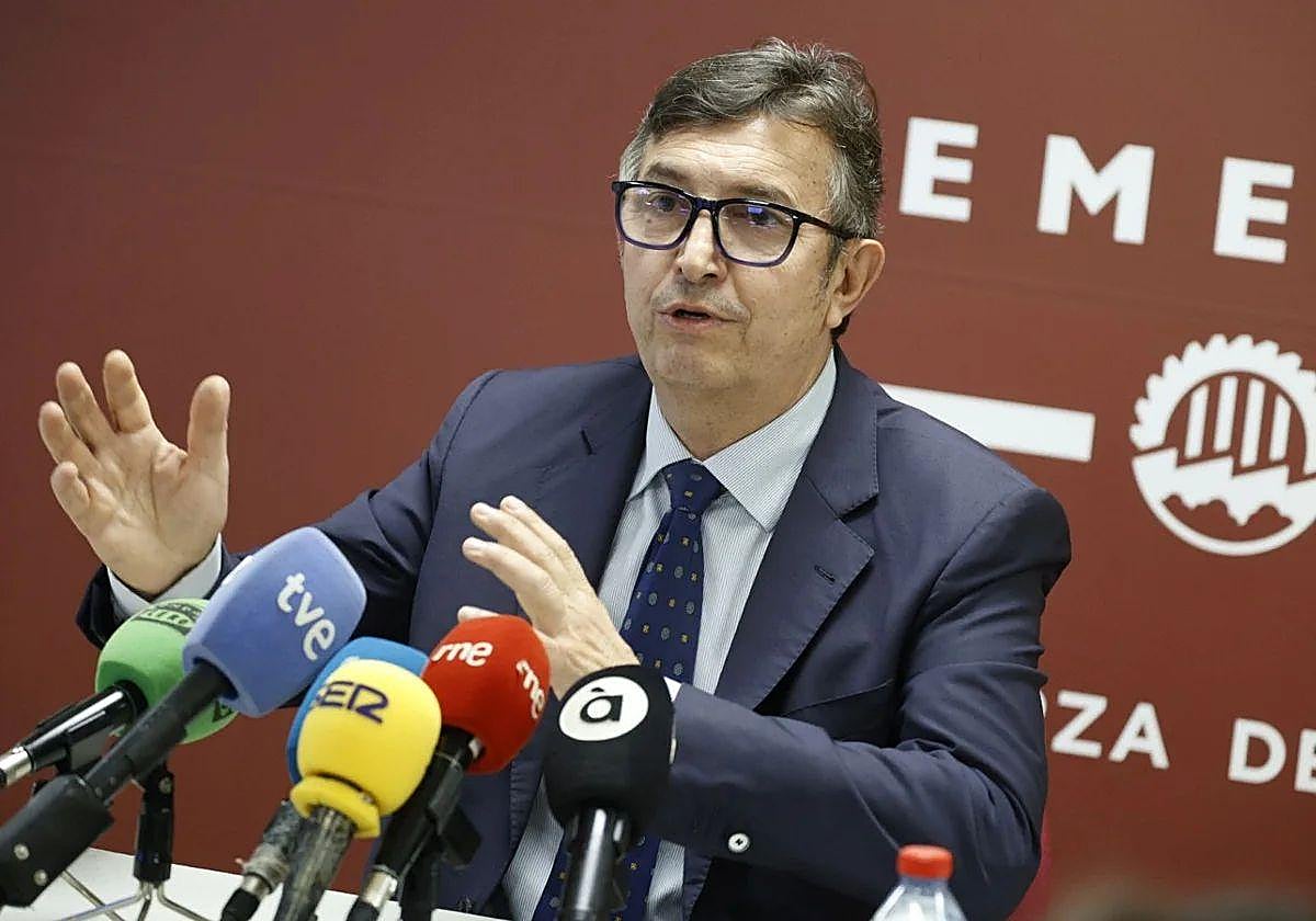 Viajeros de Metrovalencia a la salida de la estación de Plaza España.