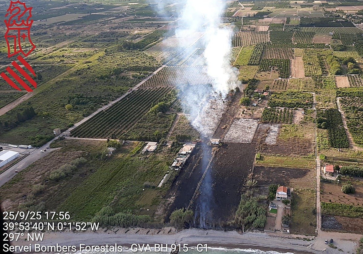 Incendio de vegetación en Burriana.