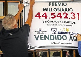 Una pareja de ganadores de un premio millonario de Euromillones. Imagen de archivo.