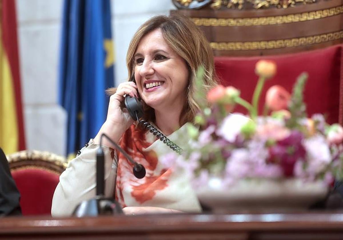 La alcaldesa Catalá, durante una de las llamadas.
