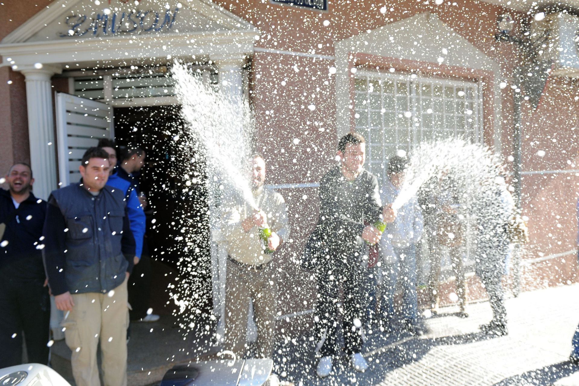 Celebrando un premio de lotería.
