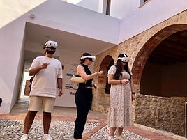 Tres personas realizan la visita virtual a la Muralla Roja mientras no se mueven de la Casa Nova.