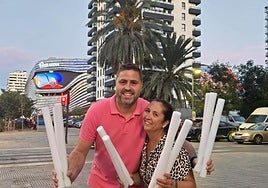 Miguel Rueda y Carmen Castillo, padres Adriana y Carmen, candidatas de la comisión Río Tajo-Cavite, con los bastones de luz que llevarán para animar a sus hijas.