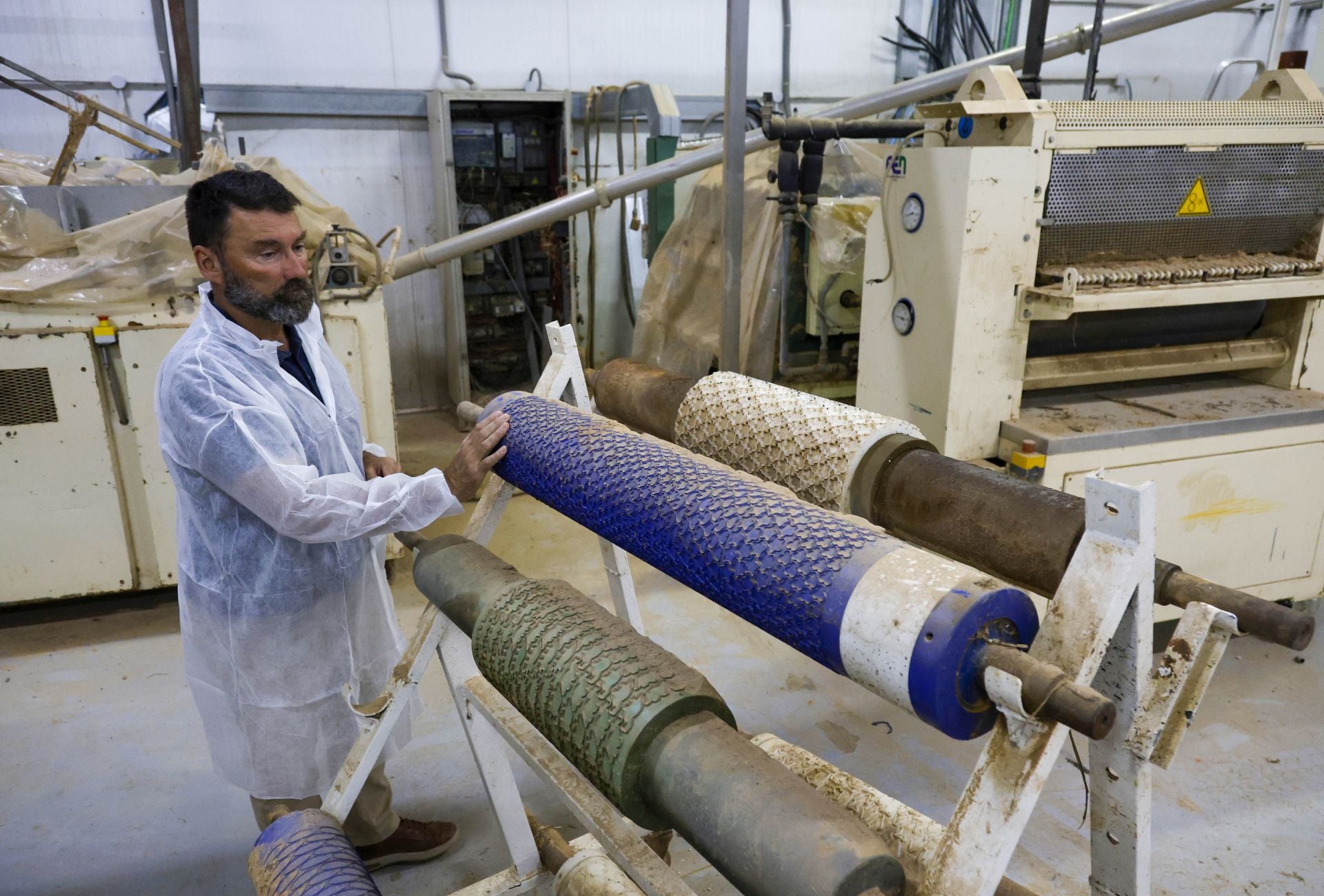 Antes y después de la fábrica de Monchitos de Paiporta tras la dana